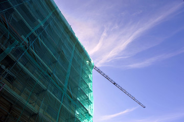Edificio en construcción, andamios, grúas