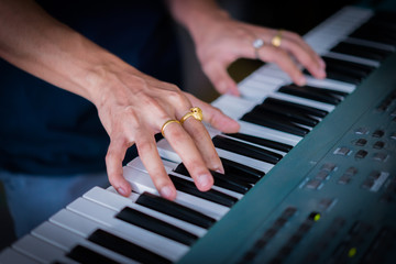 Obraz premium Pianist hand with ring on the electric piano