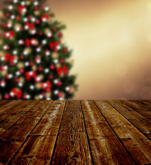 Weihnachtsbaum vor Holztisch