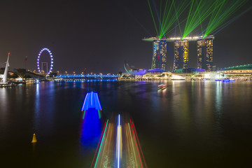 Fototapeta na wymiar MARINA BAY SANDS, SINGAPORE OCTOBER 12, 2015: beautiful laser sh