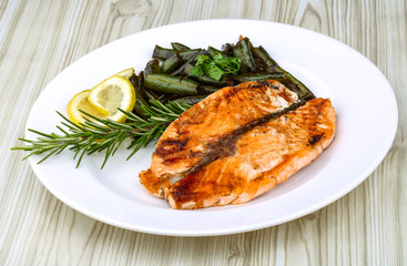 Grilled salmon with green beans