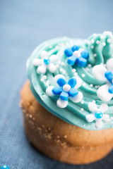 Mit Blüten und Perlen verzierter Cupcake