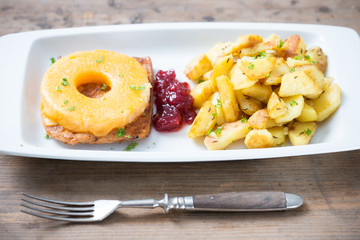 Sojasteak Hawaii mit Bratkartoffeln und Preiselbeeren
