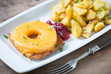 Sojasteak mit Ananas, Pflanzlichem Käse und Bratkartoffeln