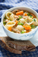 Veganer Nudeltopf mit Sojaschnetzeln