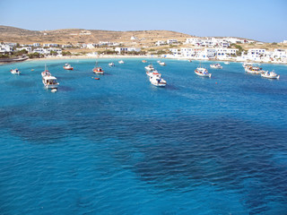Fototapeta na wymiar Grèce, petit port aux eaux turquoise des Cyclades