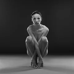 Foto auf Alu-Dibond Nackt-Yoga. Schöner sexy Körper der jungen Frau auf grauem Hintergrund © staras