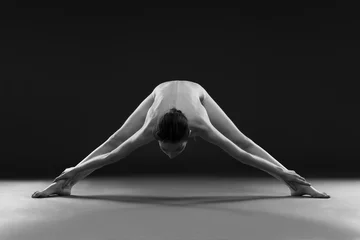 Foto op Plexiglas Naked yoga. Beautiful sexy body of young woman on gray background © staras