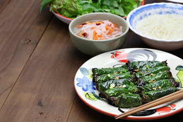 grilled minced beef wrapped in betel leaf, vietnamese cuisine, thit bo nuong la lot
