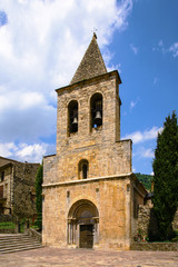 Fototapeta na wymiar iglesia pueblo girona pirineos