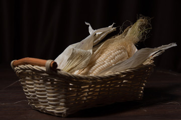 Obraz premium Ear of corn in a basket