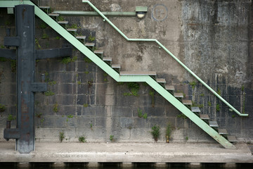 Kaimauer mit Treppe / Eine Kaimauer mit einem Betonsteg und einer Treppe