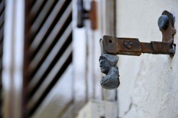 старинный Держатель ставней в виде бюста мужчины и женщины