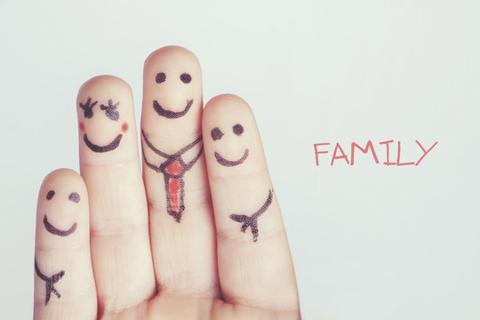 dedos felices formando una familia