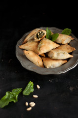cucina greca: piatto con fagottini agli spinaci o spanakopita