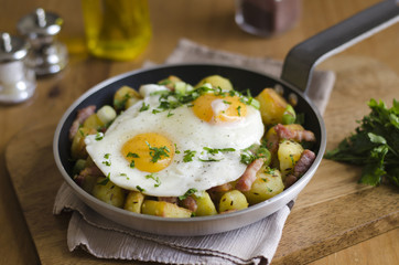 Eggs, bacon and roasted potatoes