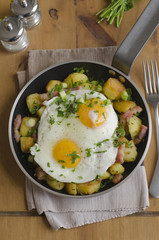 Eggs, bacon and roasted potatoes