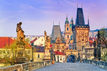 Photo sur Plexiglas Prague Pont Charles et les tours de la vieille ville de Prague au lever du soleil, République Tchèque