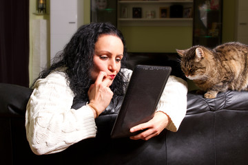 Junge Glückliche Frau mit Tablet Pc und Katze
