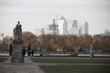 Naklejka na ściany i meble LONDON, UK - OCTOBER 31, 2015: Panorama Panorama of Canary Wharf. View from the Greenwich park, includes River Thames and walking people