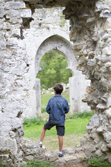 Fototapeta na wymiar Niño entre ruinas de iglesia