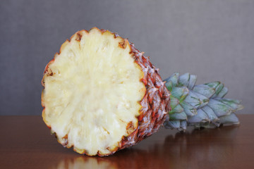 Ananas coup&eacute; en deux 