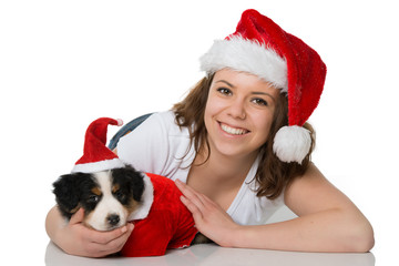 Mädchen mit Welpe an Weihnachten