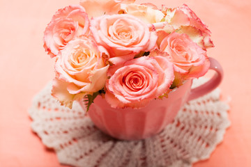 Obraz na płótnie Canvas Pink roses in pink pot