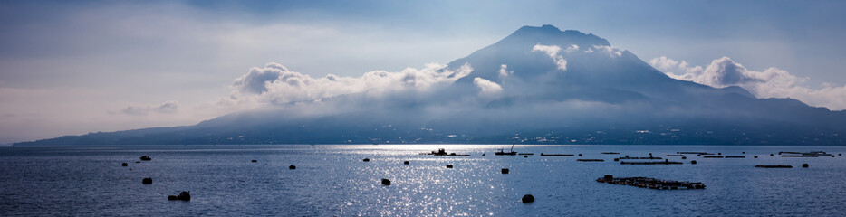 Fototapeta premium 錦江湾と養殖いけすの風景