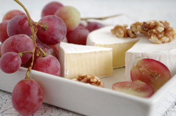 camenbert mit weintrauben und walnuss