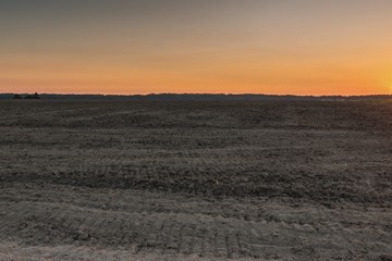 Fototapeta premium Рассвет во вспаханном поле