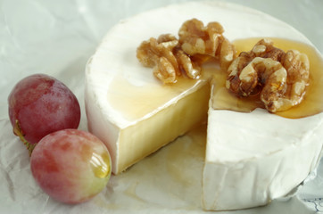 camenbert mit weintrauben, walnuss und honig