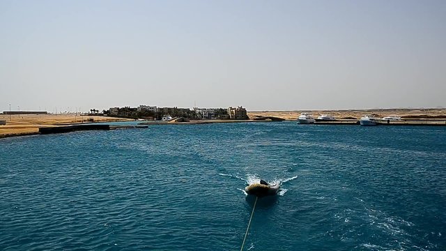 schlauchboot von boot am meer in aegypten
