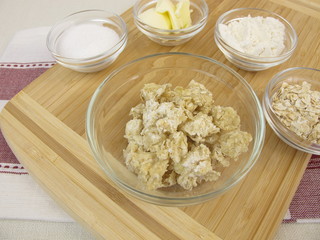 Zutaten zur Zubereitung von Kuchenstreuseln