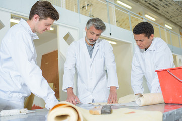 Obraz premium Man teaching wallpapering