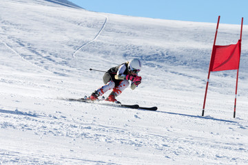 atleta impegnata in super g