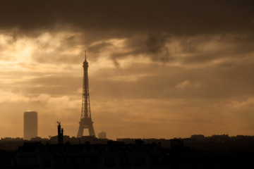 Fototapeta na wymiar tour eiffel nuage orage paris attentat matin