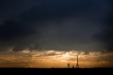 Obraz premium tour eiffel nuage orage paris attentat matin
