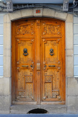 prächtige alte Holztür in der Altstadt von Jaca