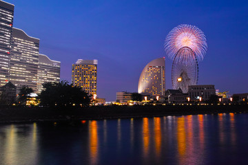 Naklejka premium 横浜みなとみらい 花火大会 