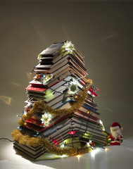 Albero di Natale fatto con libri