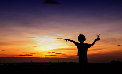 Fototapeta premium children playing the sun at sunset