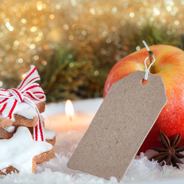 Pappschild mit Weihnachtsdekoration, Zimtsterne und Apfel