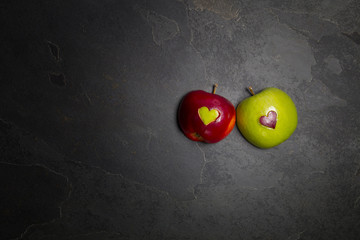Jabłka z sercem na kamiennym tle - obrazy, fototapety, plakaty