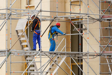 Echafaudeurs assemblant un échafaudage