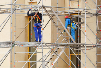 Echafaudeurs assemblant un échafaudage
