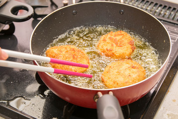 コロッケを揚げる