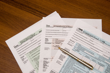 Obraz premium 1040 tax return form on wooden table