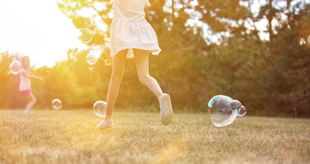 Gruppe Kinder spielt mit Seifenblasen