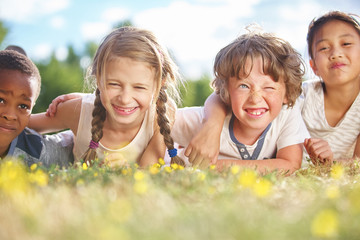 Multikulturelle Gruppe Kinder im Sommer